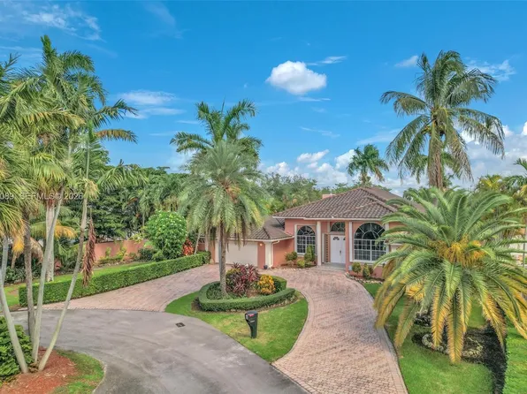 10485 NW 132nd St, Hialeah Gardens, FL 33018