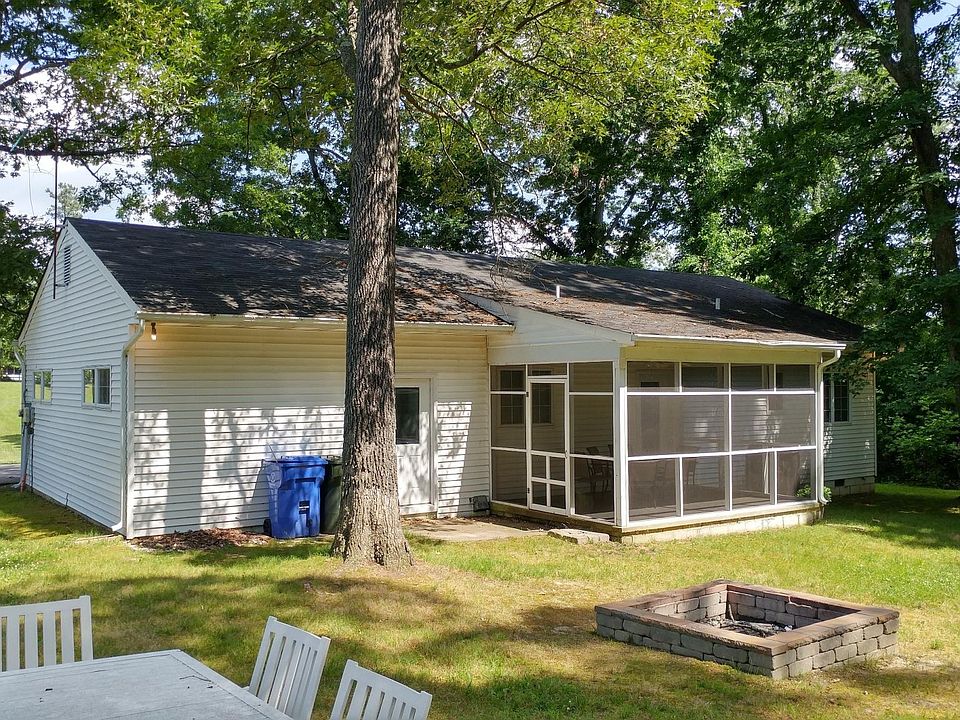 2nd image of 205 E Hawthorne Dr
