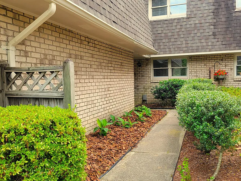 102 Wimbledon Dr — Photo 3