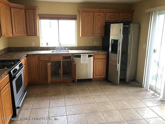 3rd image of 108 Herrick Ave