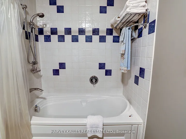 18 La Rose Ave #Townhouse 16 — Photo 23