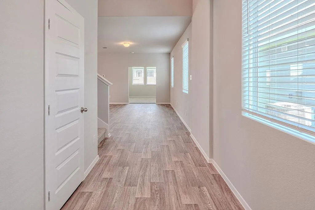 3 bed, 2.5 bath, 1997 sqft, $2,200 — Photo 3