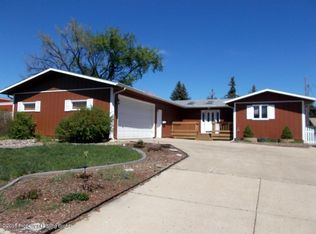 958 9th Ave W, Dickinson, ND 58601