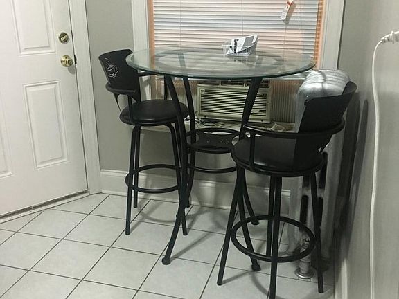 3rd image of 1352 1/2 W Argyle St APT 2W