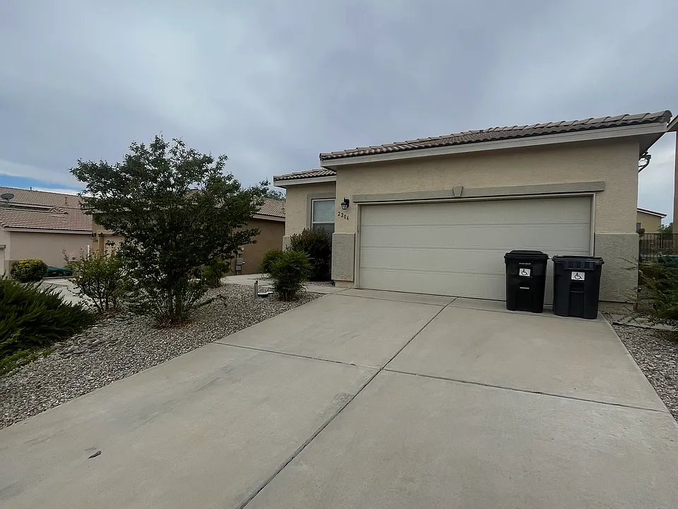 2204 Delfinio Dr SE