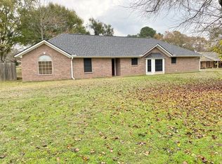 202 Woodridge Rd, Palestine, TX 75801