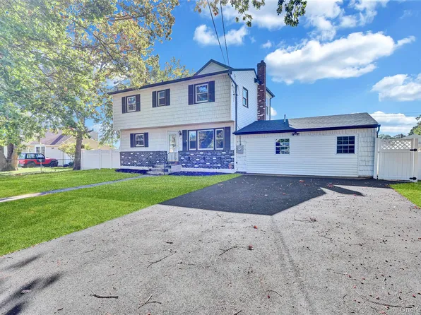 90 30th Street, Copiague, NY 11726