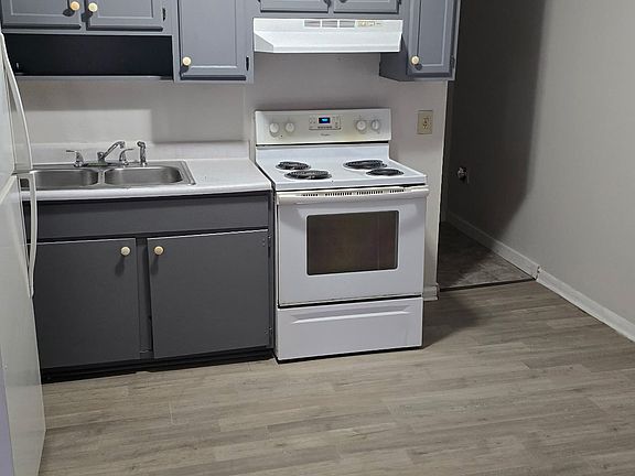 3rd image of 886 Kaywood Dr