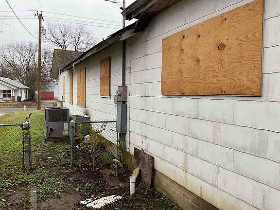 4th image of 323 C St SE