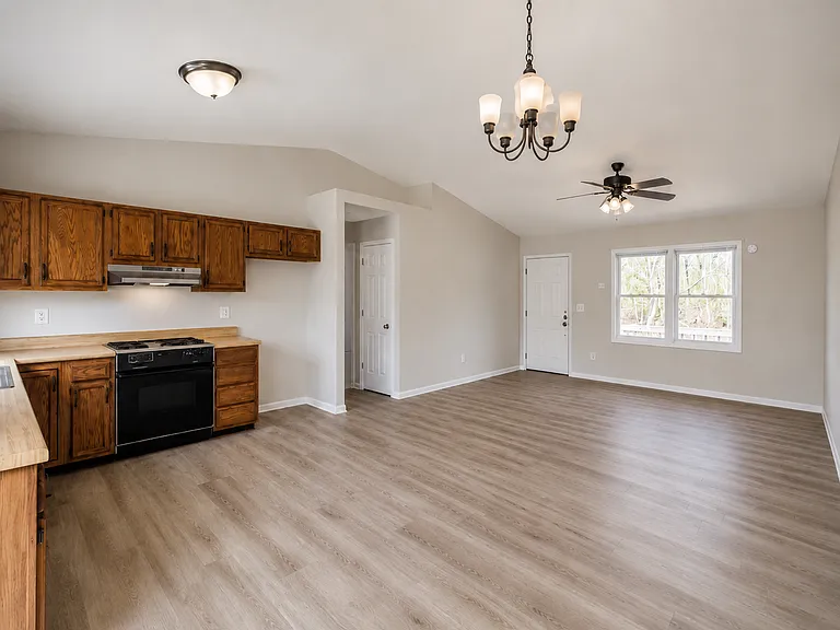 109 Lanford Dr — Photo 3