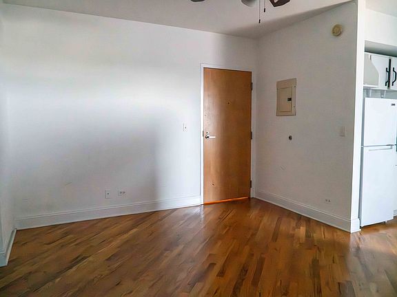 5th image of 840 W Montrose Ave APT 306