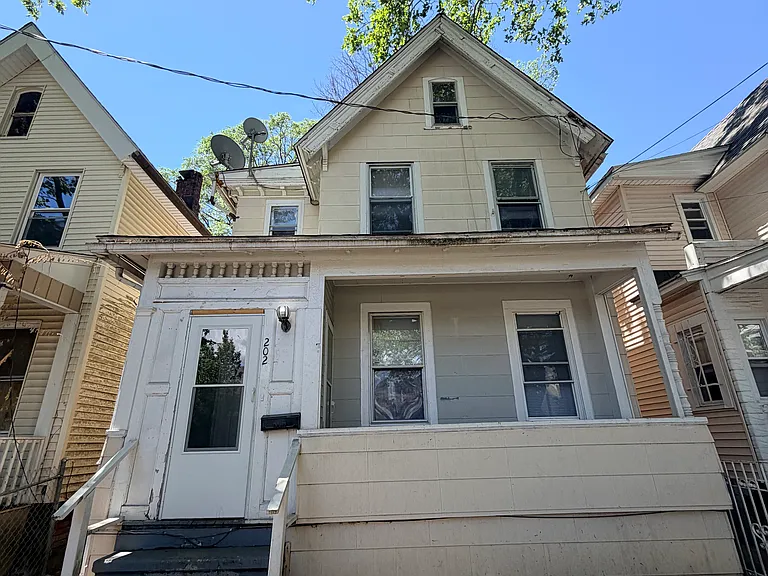 202 Hallock Ave — Photo 17