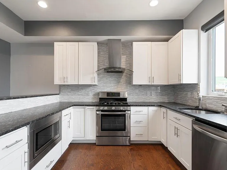 227 W Thompson St #D — Photo 6