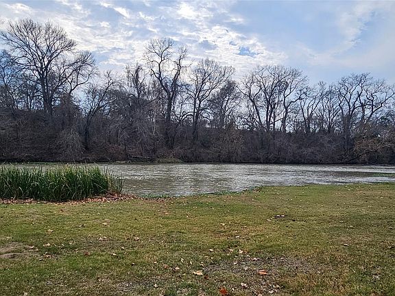 3rd image of 420 Riverside Dr