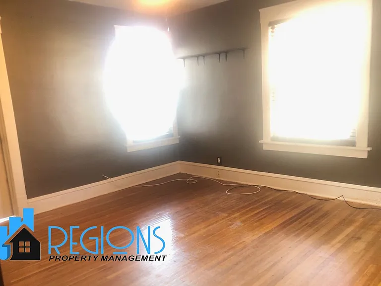 501 E Locust St — Photo 15