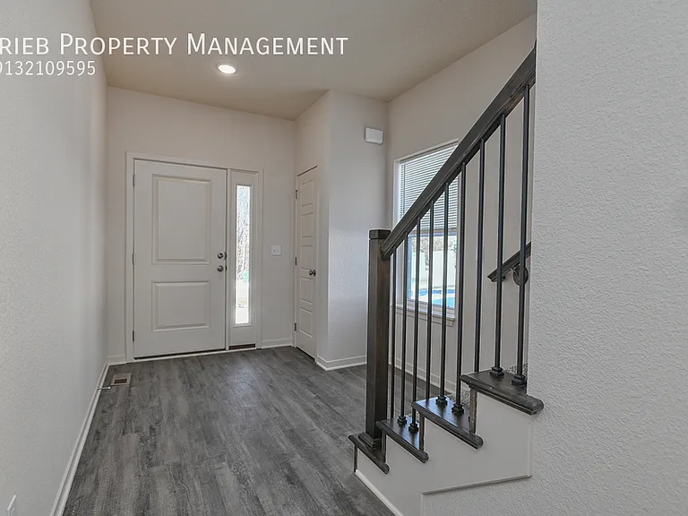 10328 Farrow Ave #6 — Photo 4