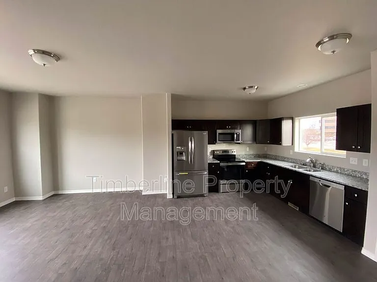 889 Grissom Dr — Photo 10