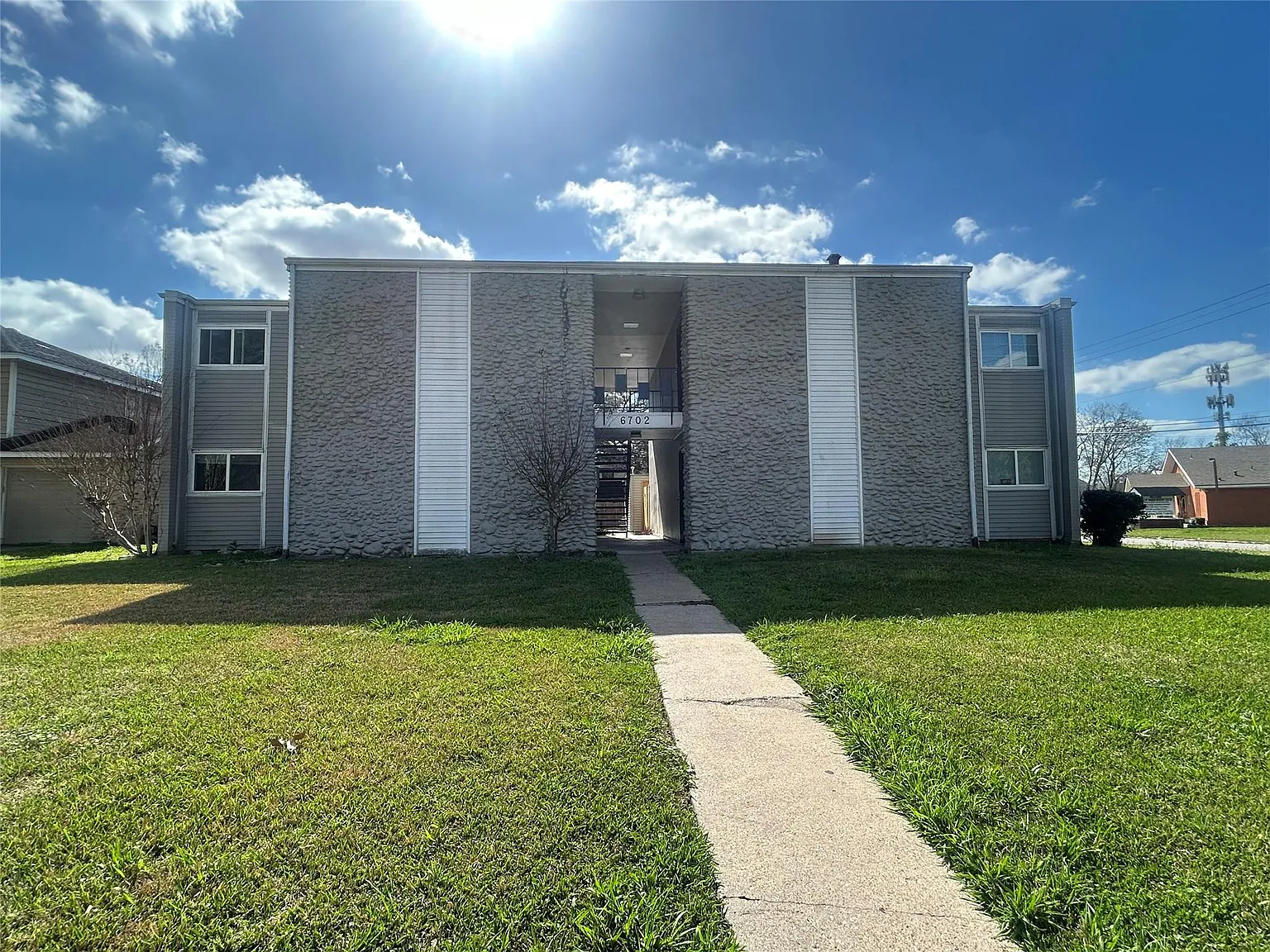 2 bed, 1.0 bath, 3400 sqft, $1,000 — Photo 1