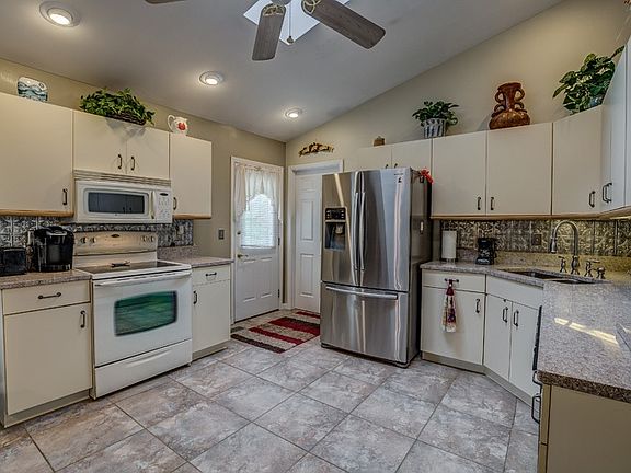 5th image of 749 Saint Matthews Cir