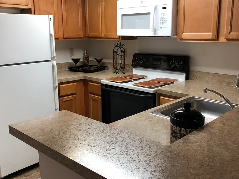 River Park Apartments — Photo 11
