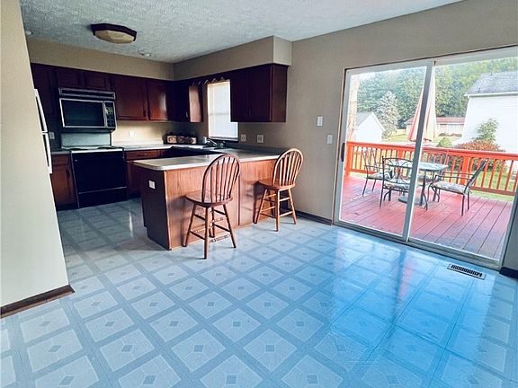 3rd image of 8165 Clover Ln