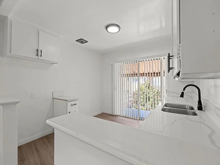 3907 Roxanne Ave — Photo 7