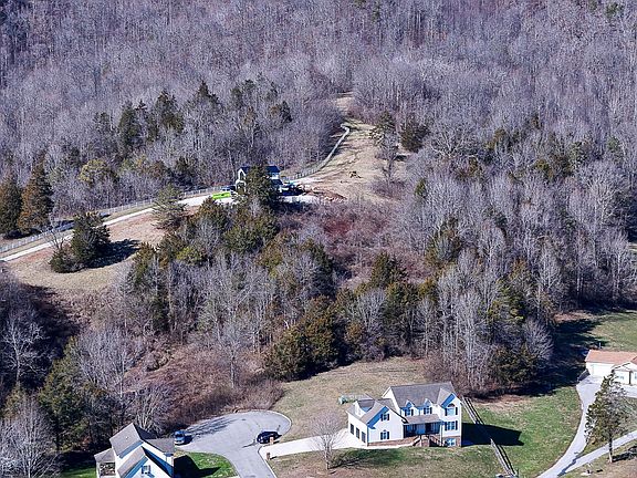 4th image of 140 Sussex Ln