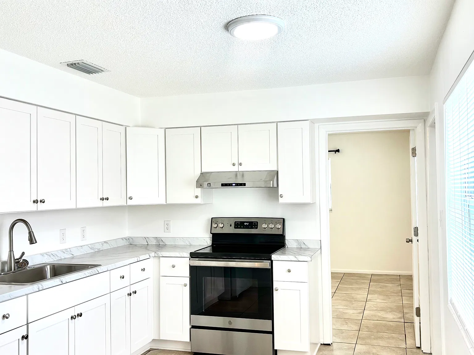 3 bed, 1050 sqft, $1,800 — Photo 4