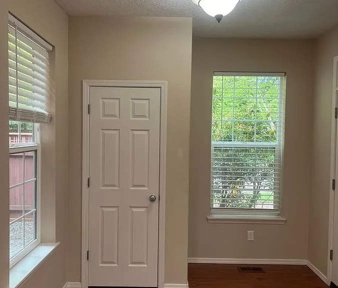 1008 SE Bacarra St — Photo 5