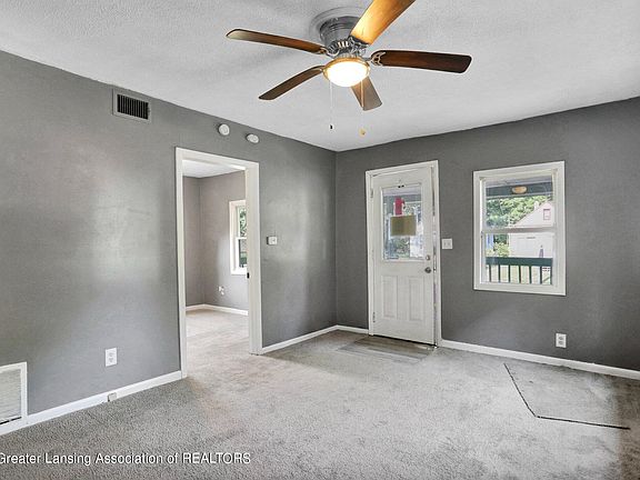 3rd image of 1018 Leslie St