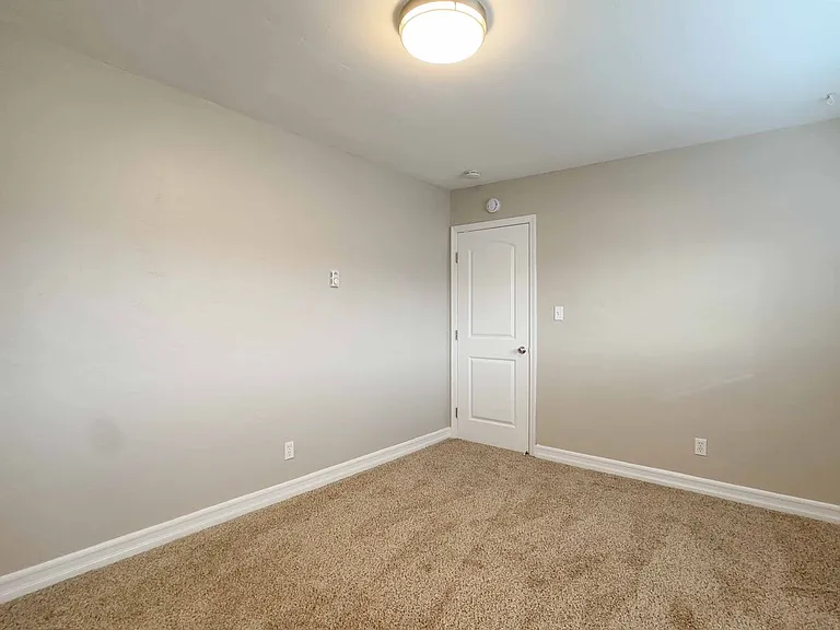 Twin Palms Apartments — Photo 9