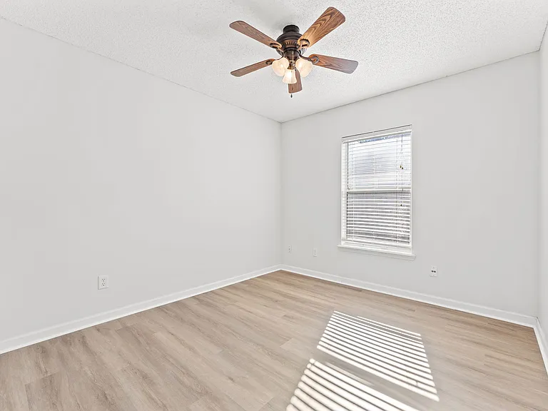 30 N Vermont Ave — Photo 11