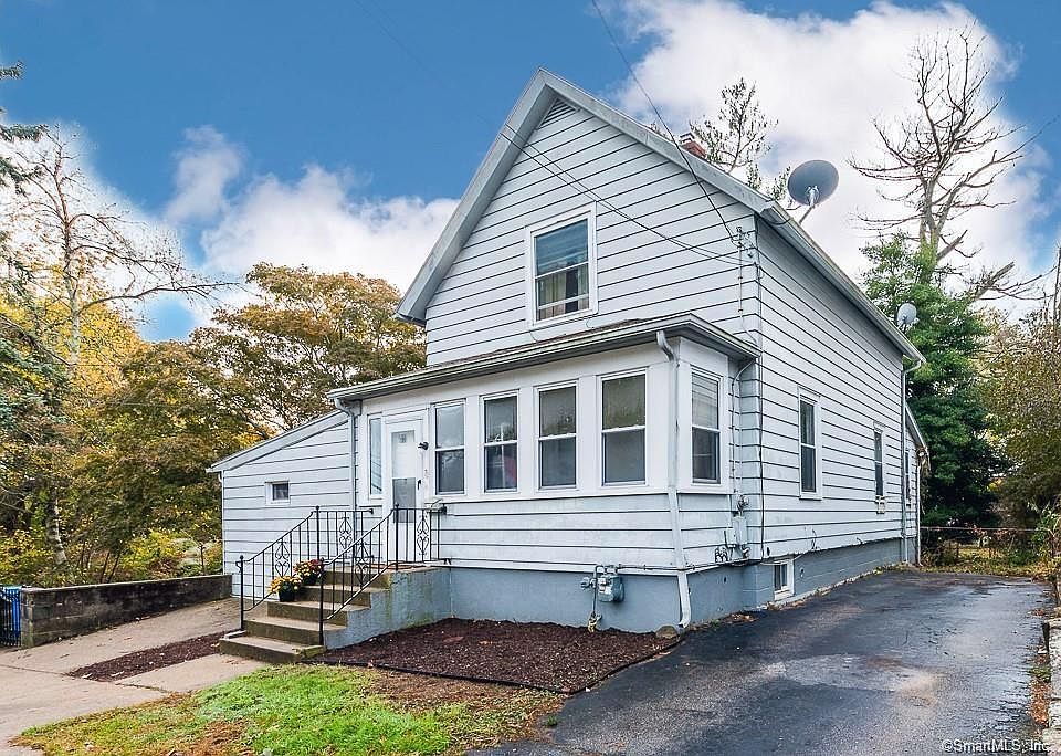 1st image of 72 Blydenburg Ave