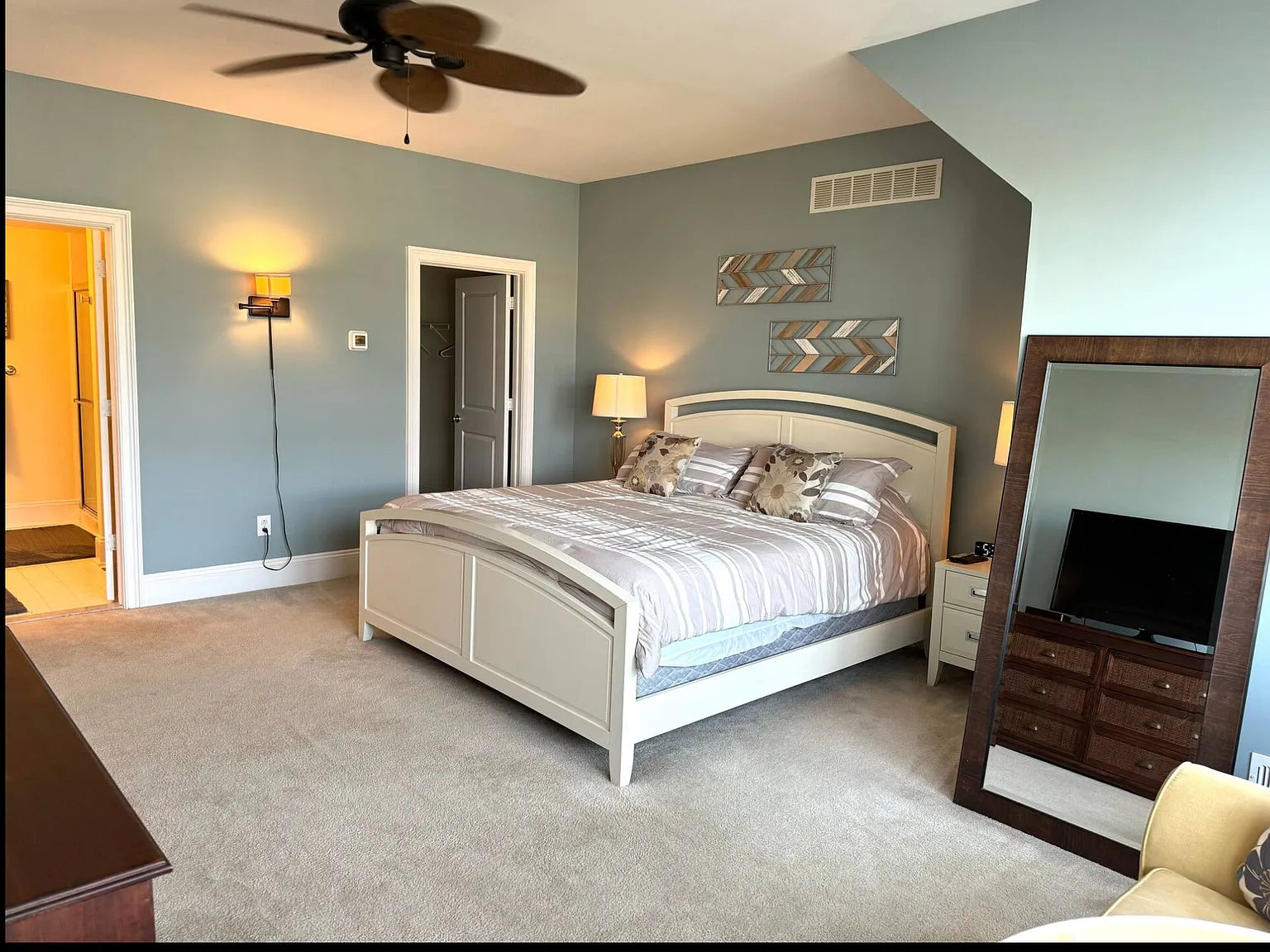 3 bed, 3.5 bath, 2048 sqft, $2,400 — Photo 4