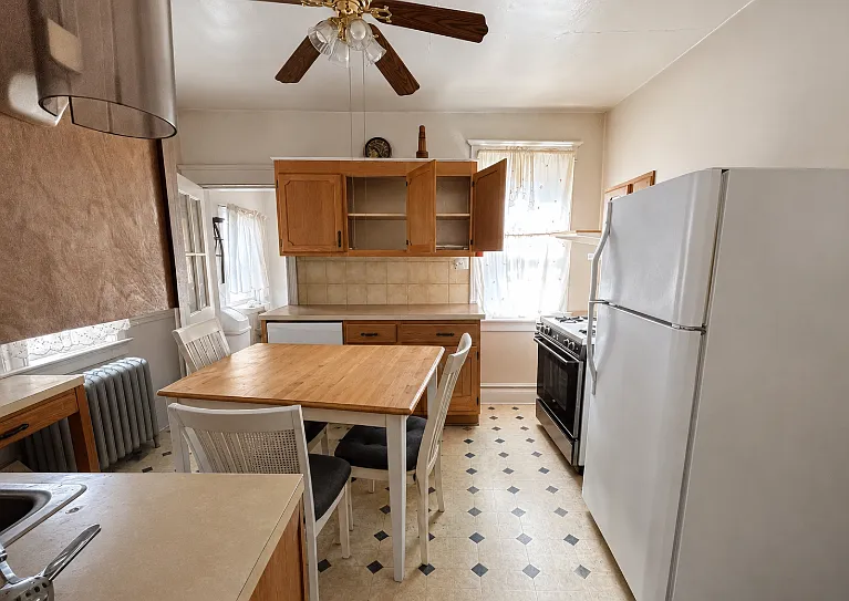 3 bed, 1294 sqft, $2,200 — Photo 4