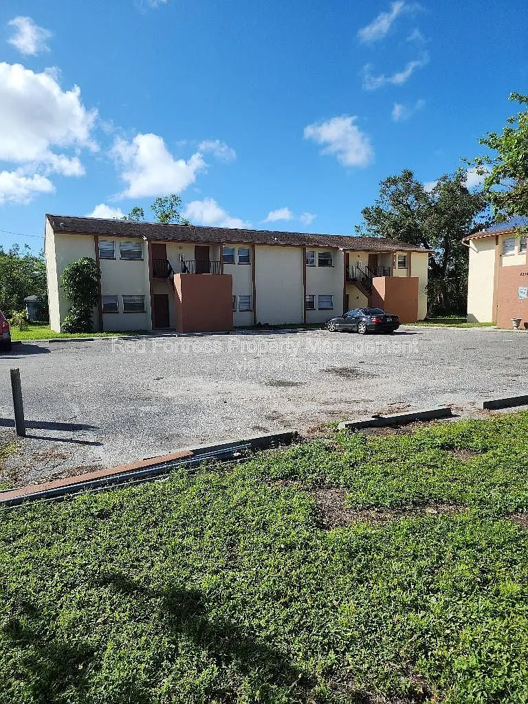 2 bed, 1.0 bath, $989 — Photo 1