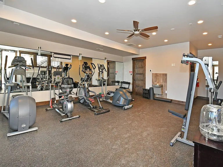 3688 Blackstone Dr — Photo 17