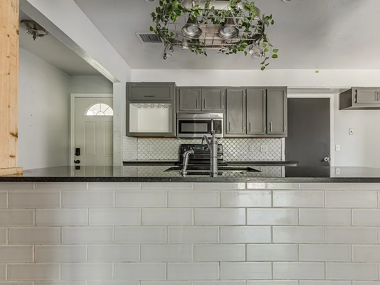 105 Paul Ave — Photo 5