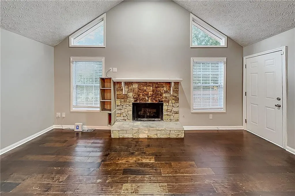 4 bed, 2.0 bath, 2131 sqft, $2,275 — Photo 2