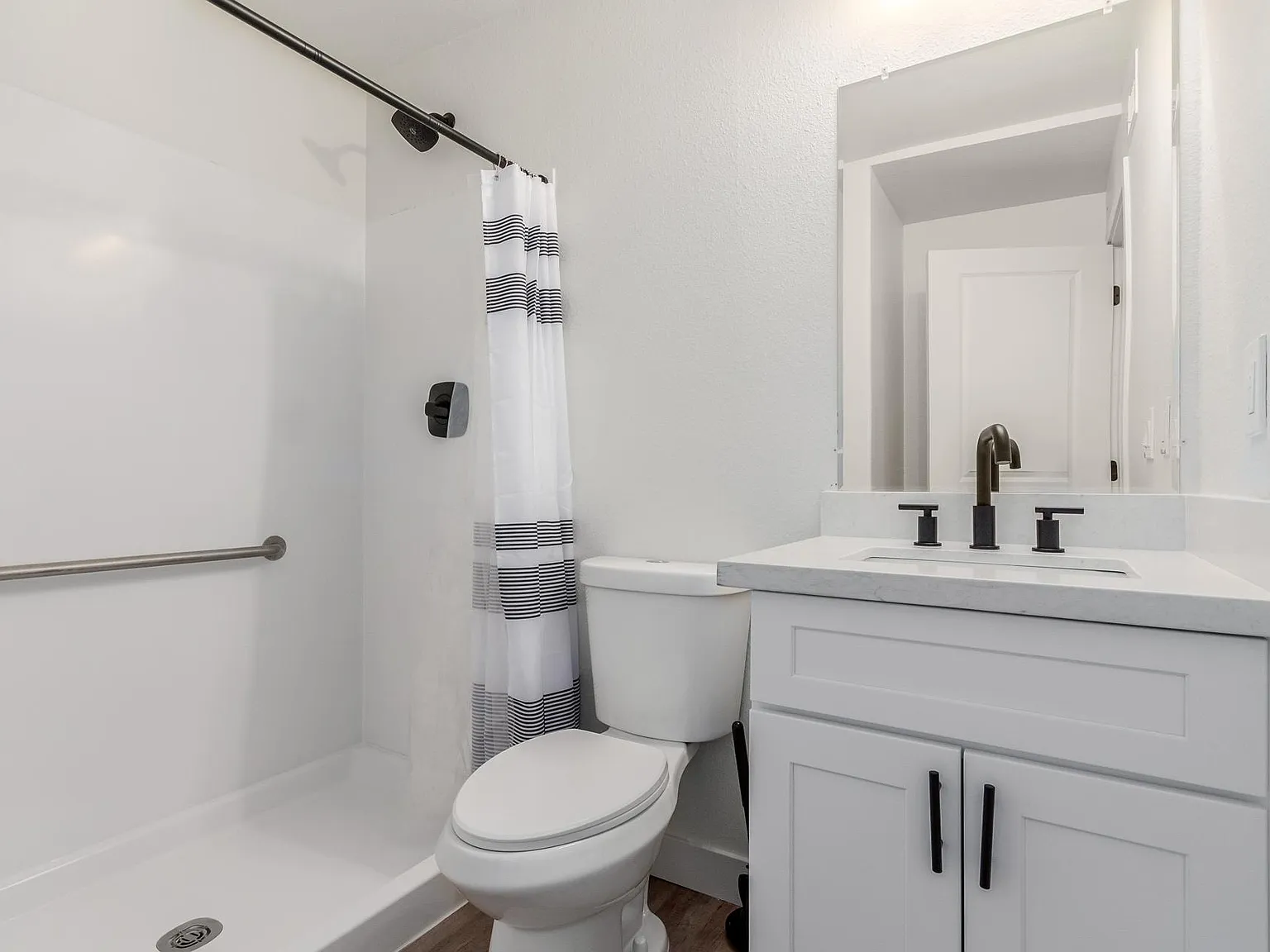 4 bed, 2.0 bath, 1800 sqft, $884 — Photo 2