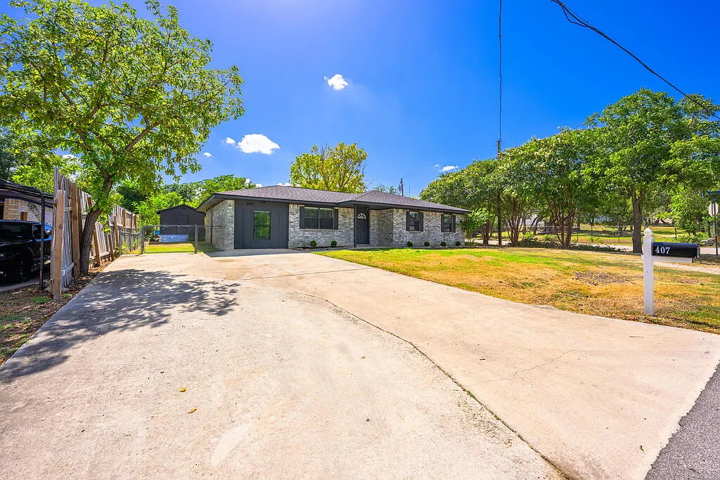 4 bed, 1400 sqft, $2,600 — Photo 2