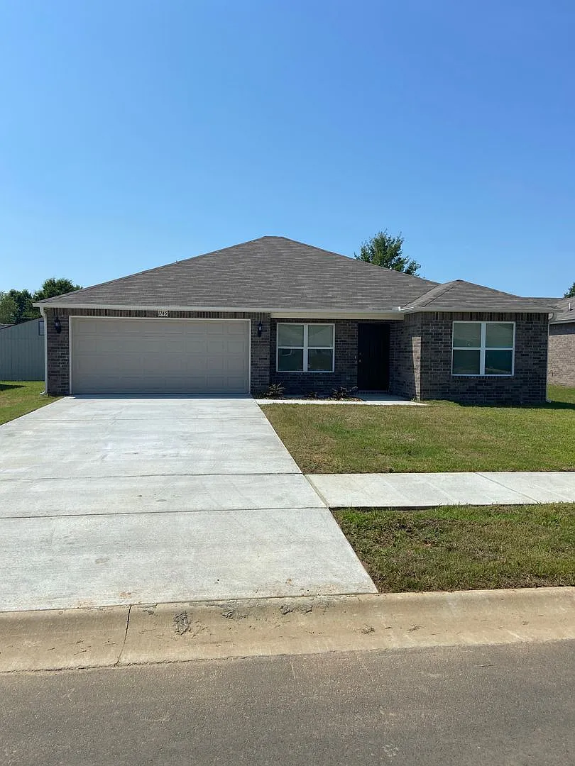 Pre-Leasing Now! | Beautiful 4-Bedroom, 2-Bath Home In Conrad Court With A Fully Fenced Backyard — Photo 3