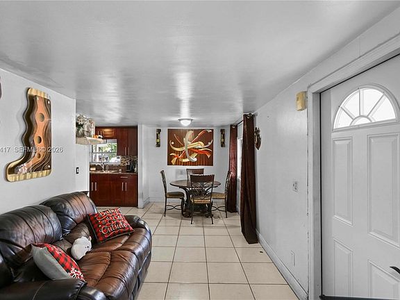 3rd image of 827 SW 128th Ave