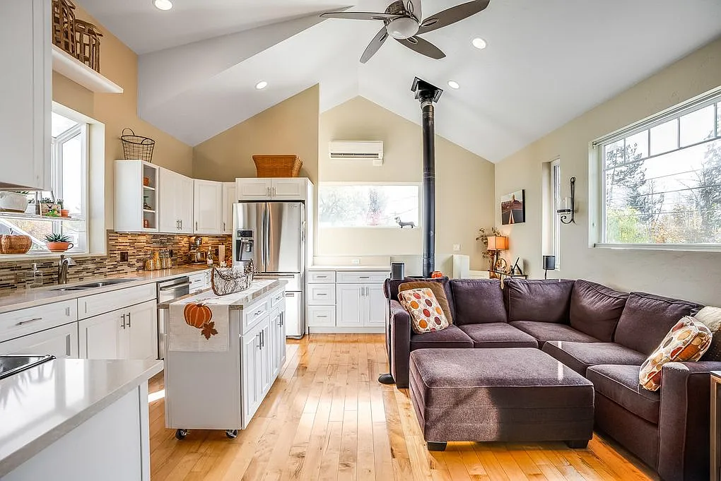 1 bed, 824 sqft, $2,300 — Photo 3