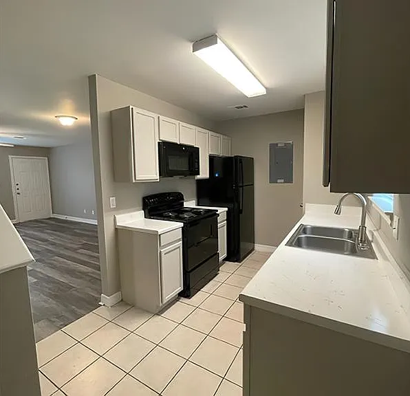 Royal Manor Townhomes — Photo 16