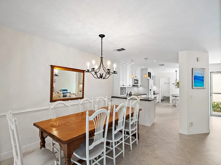 560 N Monterey Dr — Photo 9