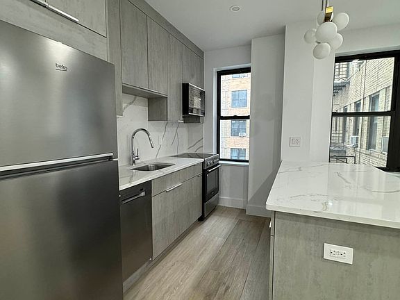 2nd image of 1035 Washington Ave APT 3T