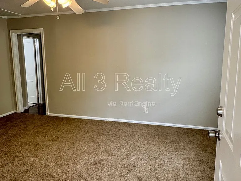 301 Bradley Dr — Photo 6