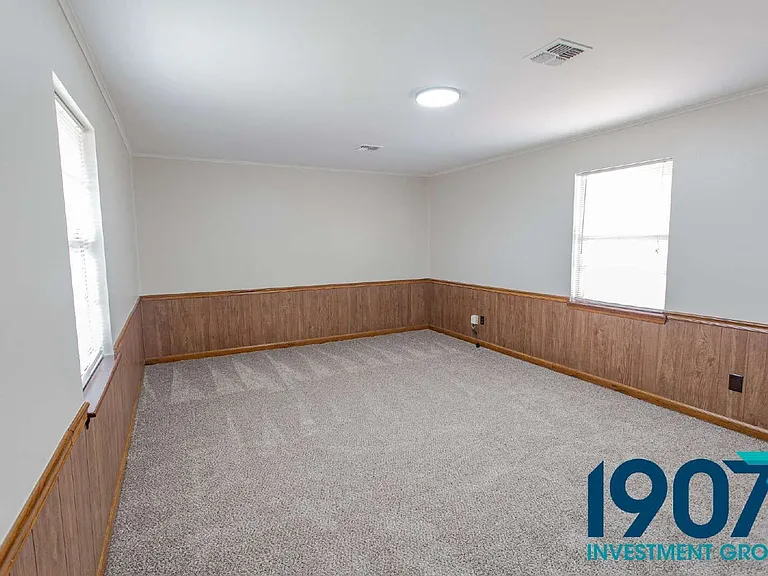 704 SW 2nd St — Photo 15