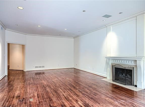 3rd image of 402 W 50th St APT 1E